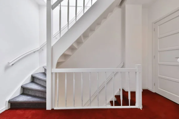 Treppe mit rotem Teppich — Stockfoto