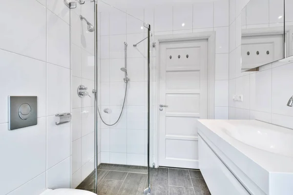 Hübsches Badezimmer in stilvollem Haus — Stockfoto