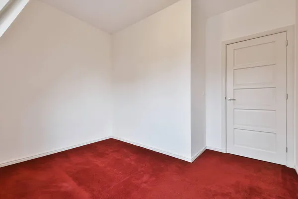 Стильная комната с красной дорожкой — стоковое фото