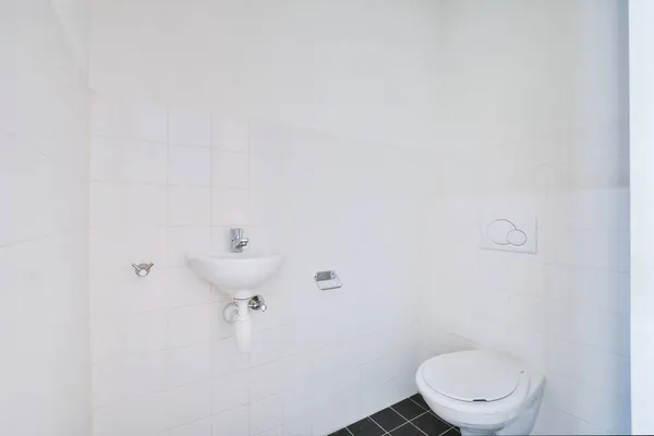 Μικρή καθαρή τουαλέτα — Φωτογραφία Αρχείου