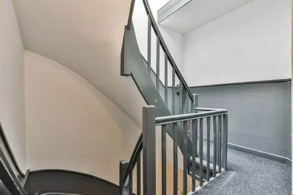 简约风格的楼梯大厅 — 图库照片