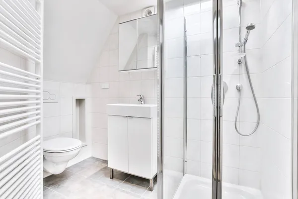 Дизайн маленькой ванной комнаты — стоковое фото