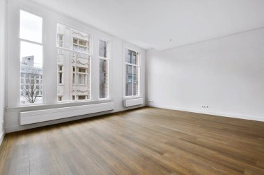 Geniş pencereli geniş bir oda.