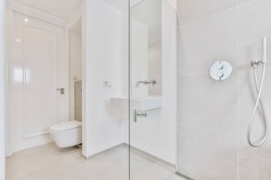Minimalist parlak banyo.
