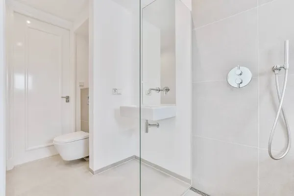 Минималистская светлая ванная комната — стоковое фото