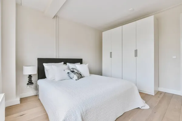 Minimalistiskt elegant sovrum — Stockfoto