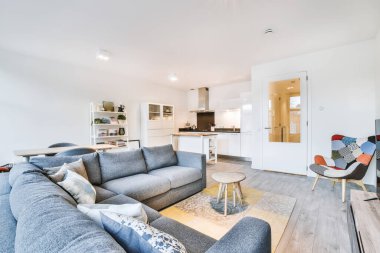 Oturma odasında rahat kanepe