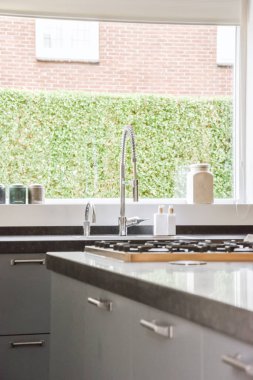 Büyük pencereli modern musluk