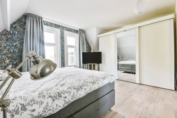 Confortavelmente mobilado quarto em cores brilhantes — Fotografia de Stock