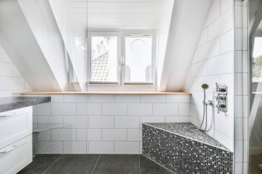 Mozaik zeminli duş odası