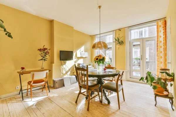 Modern yemek odası.