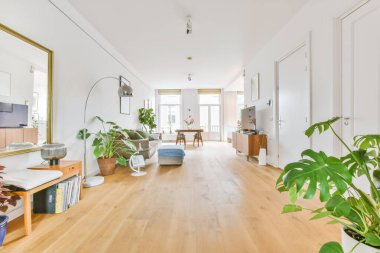 Büyük bir oturma odası.