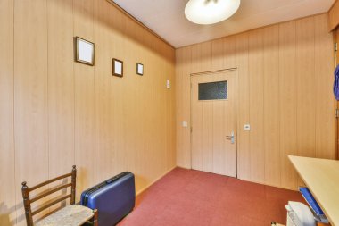 Geniş bir odanın içi.