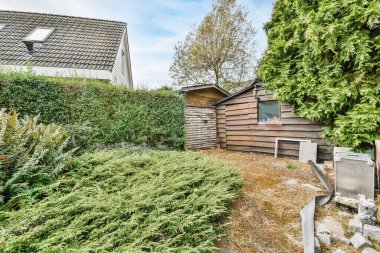 Bahçeli güzel bir avlu