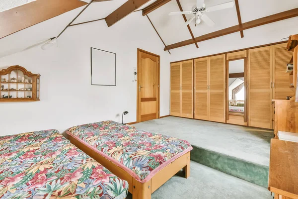 Дизайн современной спальни — стоковое фото