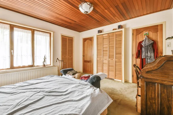 Уютный дизайн спальни — стоковое фото