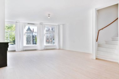 Merdivenli şık bir oda.