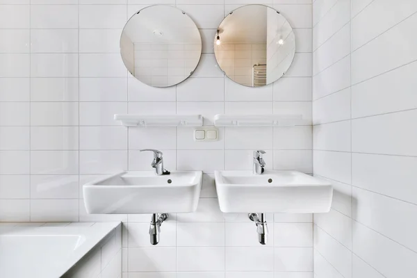 Dwie umywalki w łazience — Zdjęcie stockowe