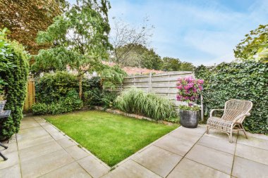 Bahçede bir sürü çiçek var.