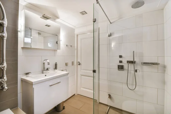 Das Innere eines modernen Badezimmers — Stockfoto