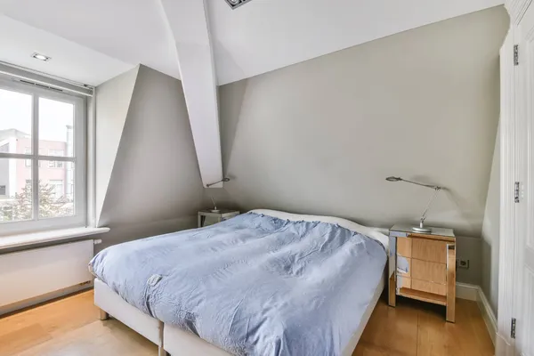 Ložnice s velkou měkkou postelí — Stock fotografie