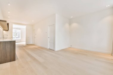 Stüdyo odasının içinde.