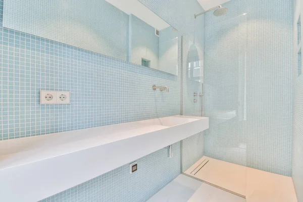 Badrum med handfat och dusch — Stockfoto