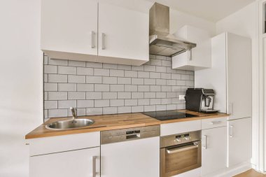 Parlak lüks bir mutfak.