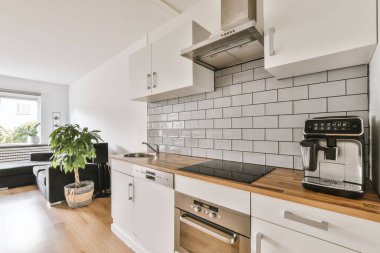 Parlak lüks bir mutfak.