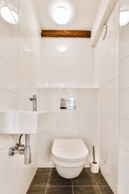 Modern şık tuvalet.