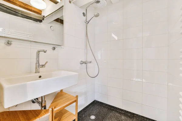 Moderne stijlvolle douche lang — Stockfoto
