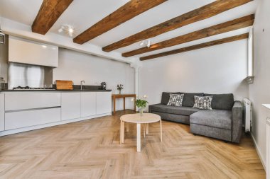 Mutfağı olan bir oda.