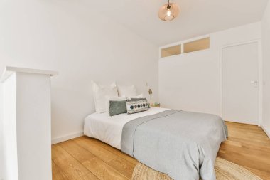 Rahat güzel bir yatak odası.