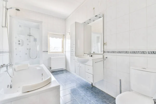 Modern, kényelmes fürdőszoba — Stock Fotó