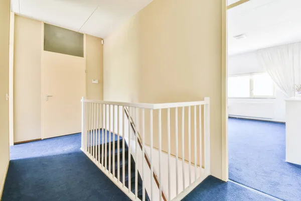 Комната с лестницей — стоковое фото