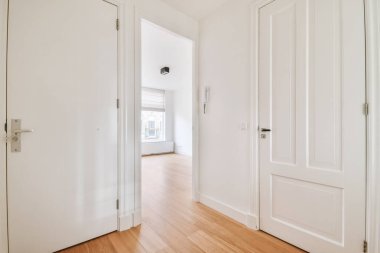 Beyaz duvarlı bir oda.