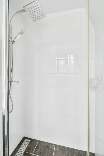 Belo chuveiro confortável — Fotografia de Stock