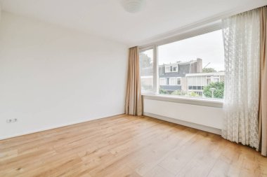 Geniş pencereli parlak oda