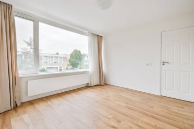 Geniş pencereli parlak oda