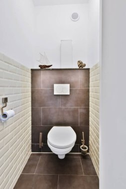 Küçük temiz tuvalet.