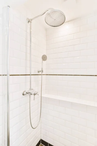 Geräumiges beiges Badezimmer mit Duschkabine — Stockfoto
