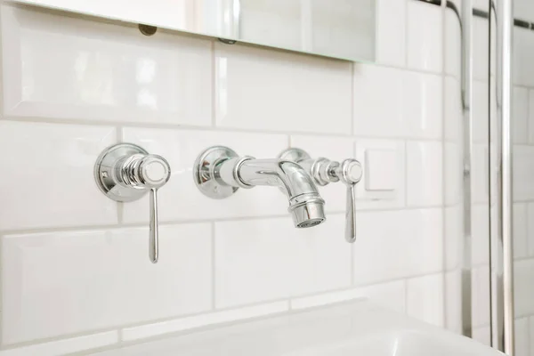 Grifo moderno en una habitación elegante — Foto de Stock