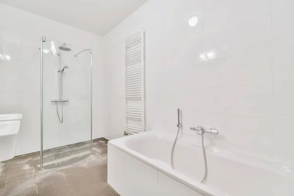 Beleuchtetes einfaches Badezimmer — Stockfoto