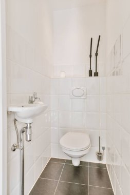 Siyah döşemesi olan açık renk tuvalet.