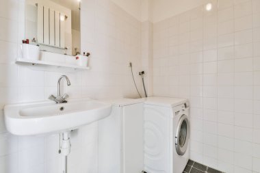 Sıcak, parlak banyo.