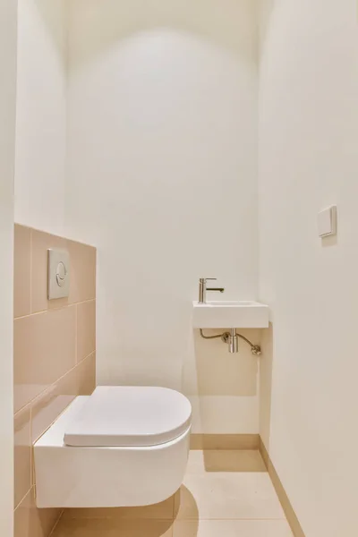 Casa de banho luxuosa com piso em azulejo bege — Fotografia de Stock