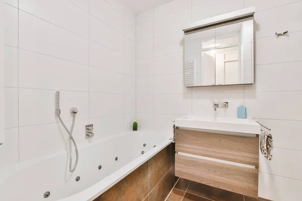 Intérieur de la salle de bain moderne avec baignoire et miroir — Photo