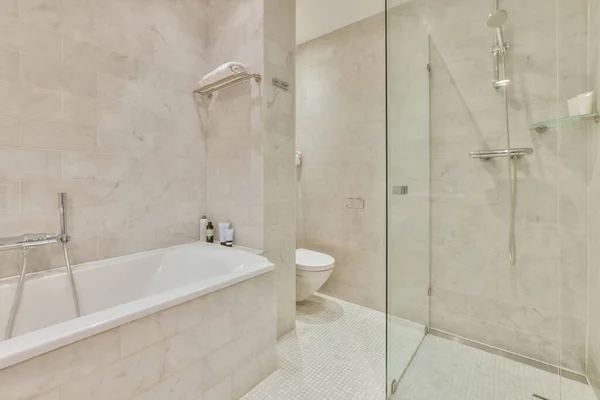 Lyxigt badrum interiör — Stockfoto