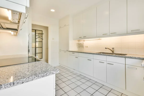 Weißer Fliesenboden in heller Küche — Stockfoto