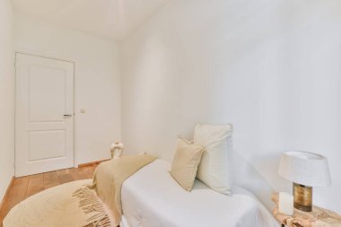 Tek yataklı küçük bir oda.